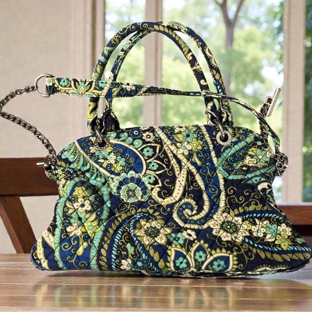 Adorable Vera Bradley Zippered Handbag with Floral Pattern